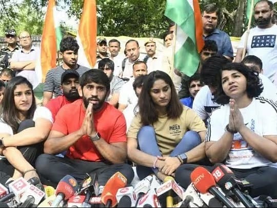 खेल: कुश्ती महासंघ अध्यक्ष के खिलाफ SC पहुंचे विनेश समेत 8 पहलवान और आयरलैंड के इस खिलाड़ी ने रचा इतिहास 