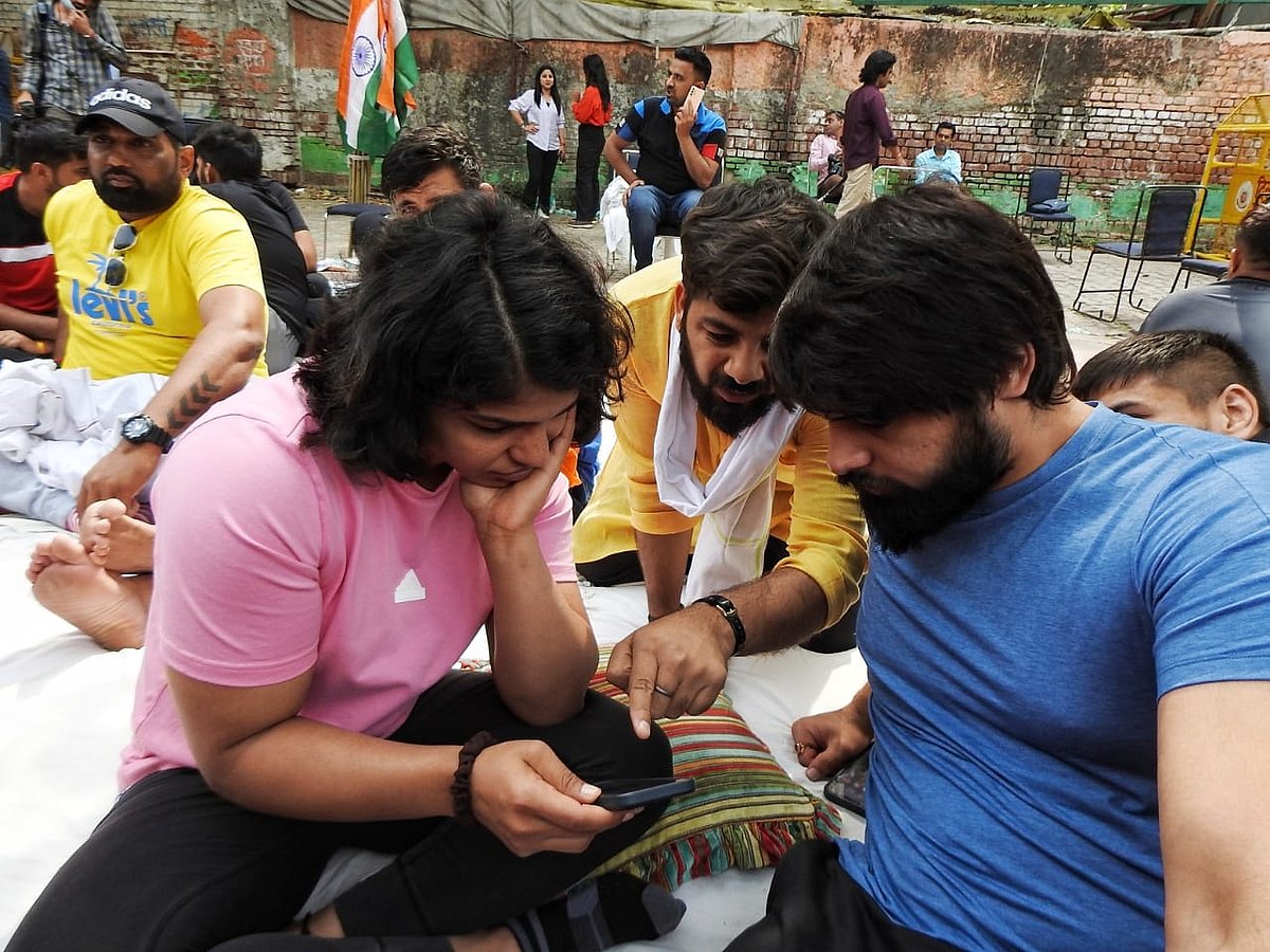 'पोडियम से फुटपाथ तक', देश के लिए मैडल लाने वाले पहलवानों ने जंतर मंतर पर बिताई रात, इंसाफ की आस!