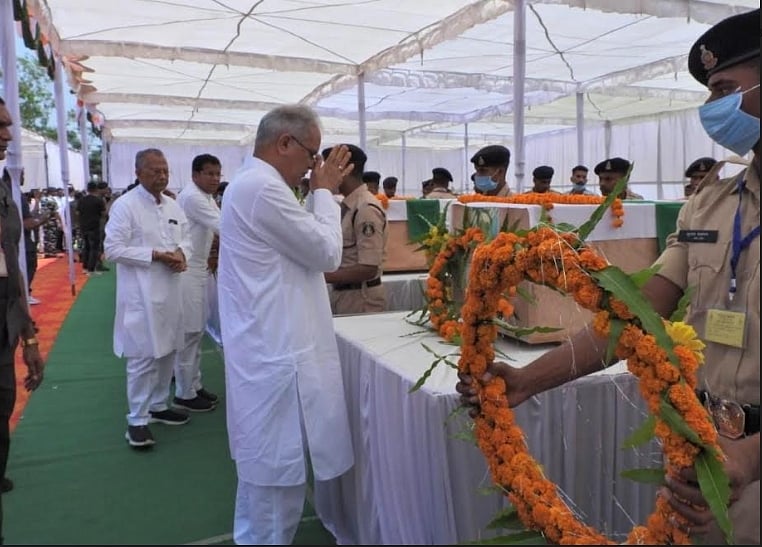 छत्तीसगढ़: दंतेवाड़ा में शहीदों को CM बघेल ने दी श्रद्धांजलि, कहा- शहादत नहीं जाएगी बेकार, डटकर करेंगे सामना