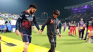 IPL 2023: मैच के बाद विराट कोहली को शाहरुख खान ने सिखाए ‘झूमे जो पठान’ के डांस स्टेप
