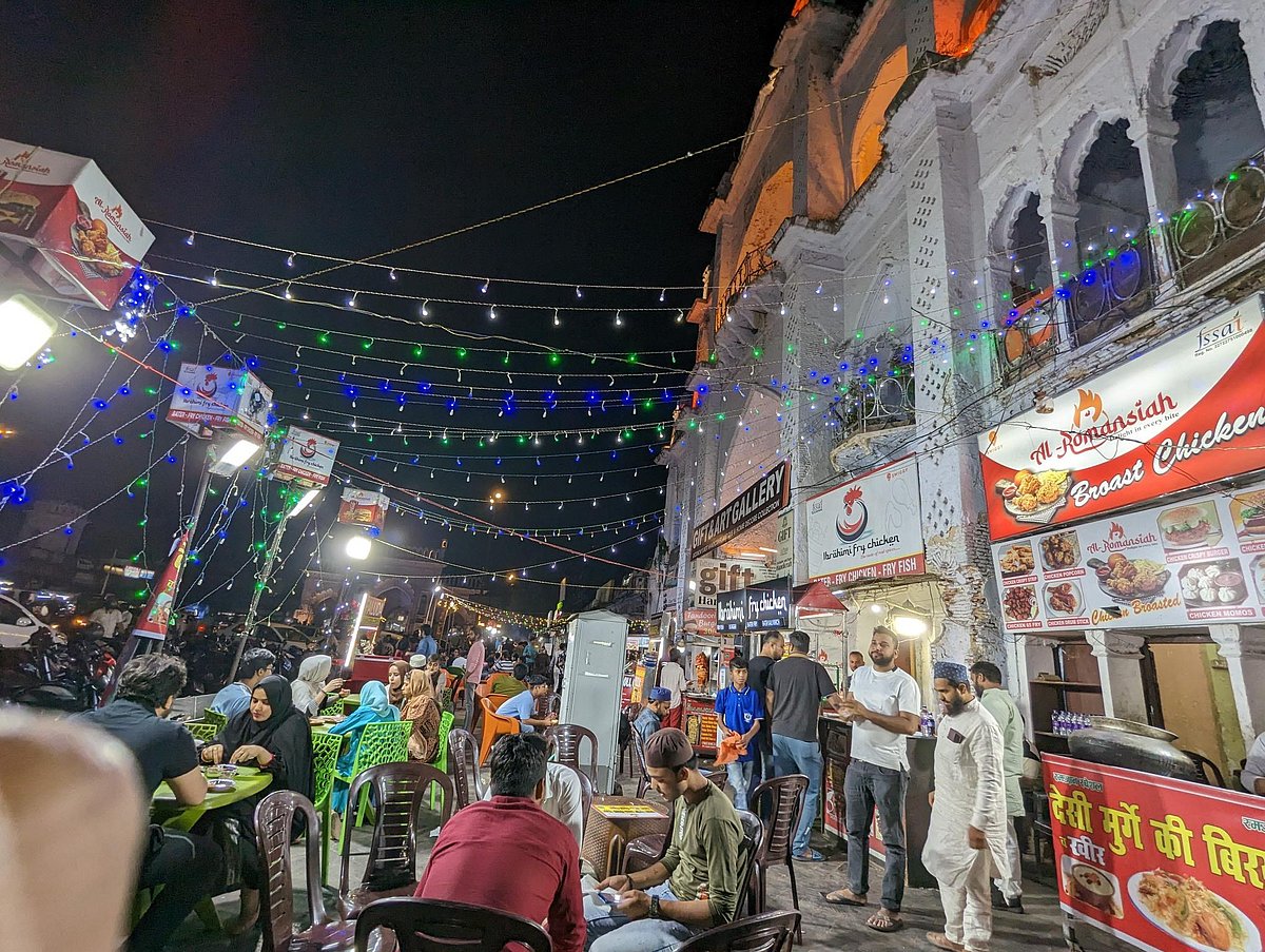 लखनऊ: सिर्फ खाने-खिलाने की नहीं, मिलने-बैठने और आपसी सौहार्द्र की भी रातें होती हैं रमज़ान की