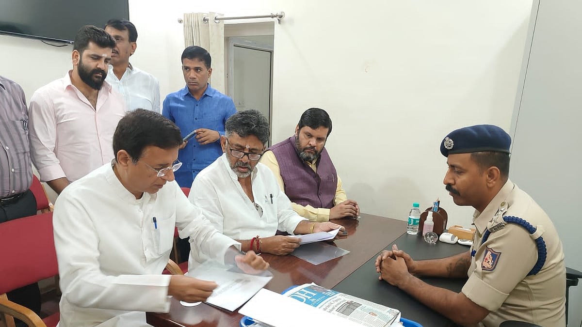 कर्नाटक कांग्रेस प्रभारी रणदीप सिंह सुरजेवाला और प्रदेश कांग्रेस अध्यक्ष शिवकुमार ने शिकायत