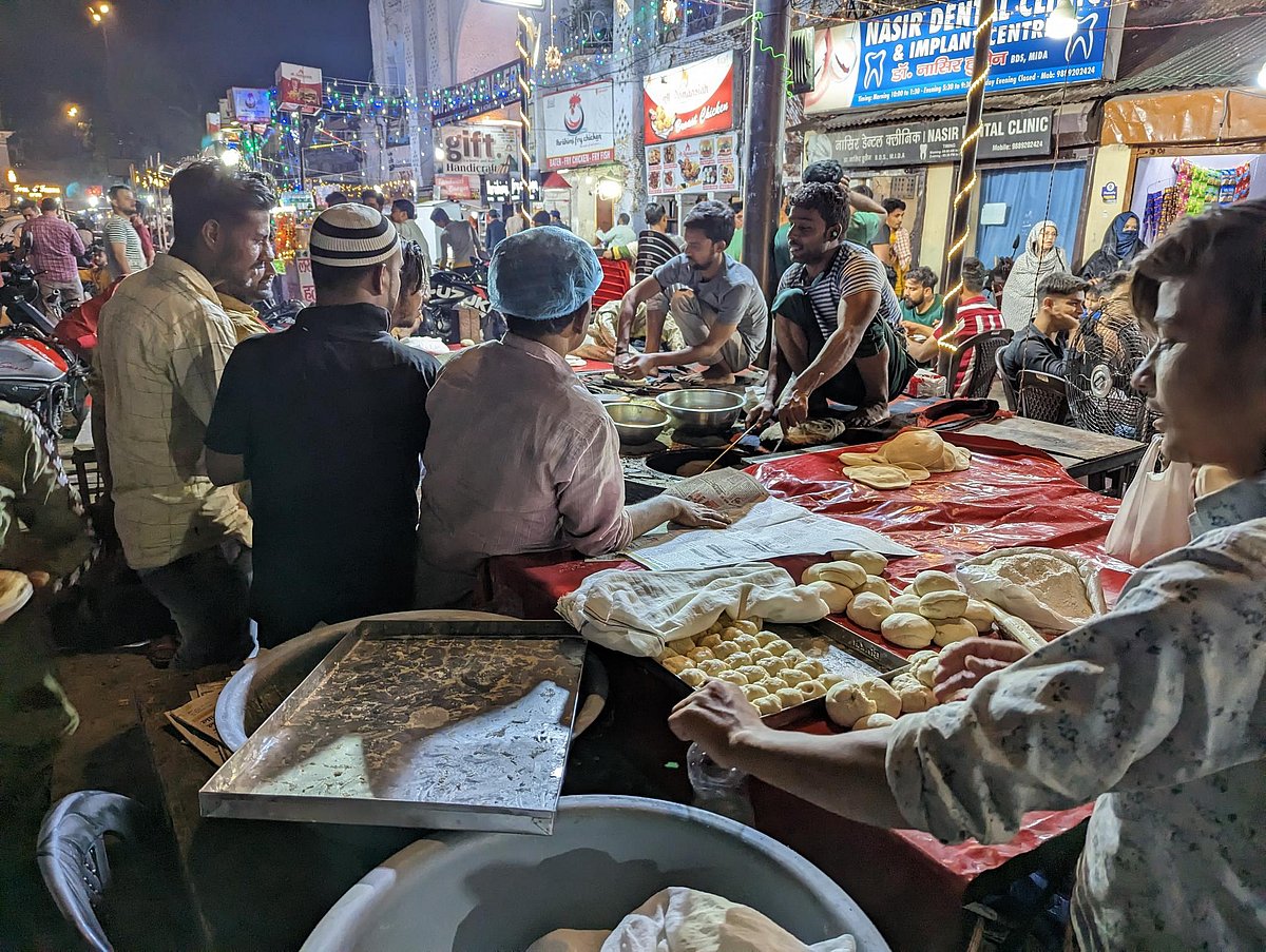 लखनऊ: सिर्फ खाने-खिलाने की नहीं, मिलने-बैठने और आपसी सौहार्द्र की भी रातें होती हैं रमज़ान की