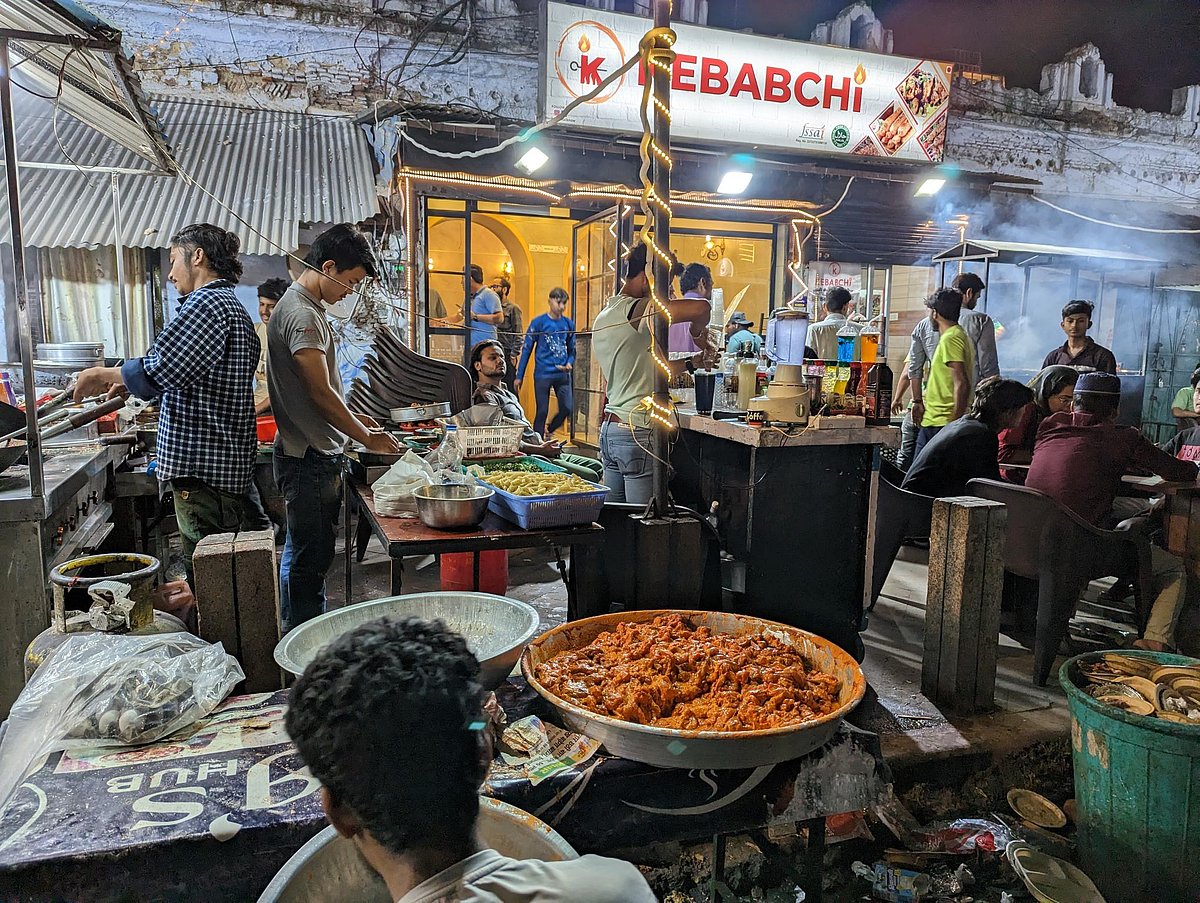 लखनऊ: सिर्फ खाने-खिलाने की नहीं, मिलने-बैठने और आपसी सौहार्द्र की भी रातें होती हैं रमज़ान की