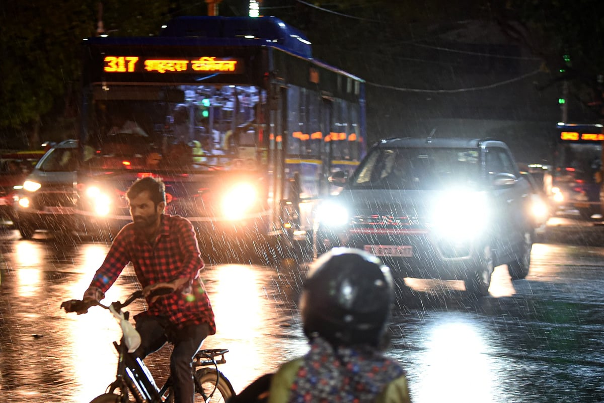 दिल्ली-एनसीआर में गरज के साथ बारिश से मिली लोगों को भीषण गर्मी से राहत, राजधानी के कई हिस्सों में गिरे ओले