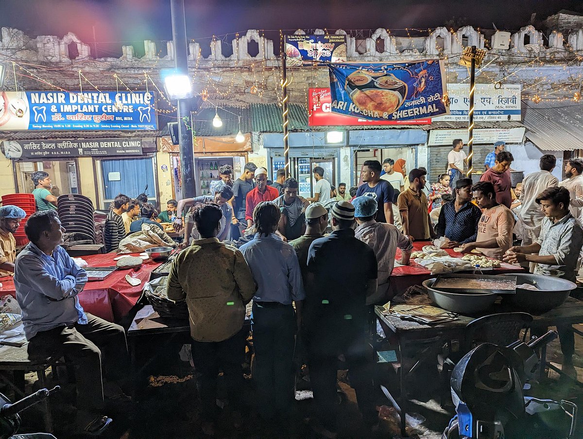 लखनऊ: सिर्फ खाने-खिलाने की नहीं, मिलने-बैठने और आपसी सौहार्द्र की भी रातें होती हैं रमज़ान की