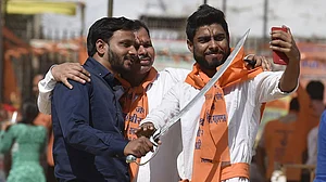 भगवान के नाम पर दंगे! शोभा यात्रा के दौरान ही हिंसा क्यों, इत्तेफाक या साजिश?