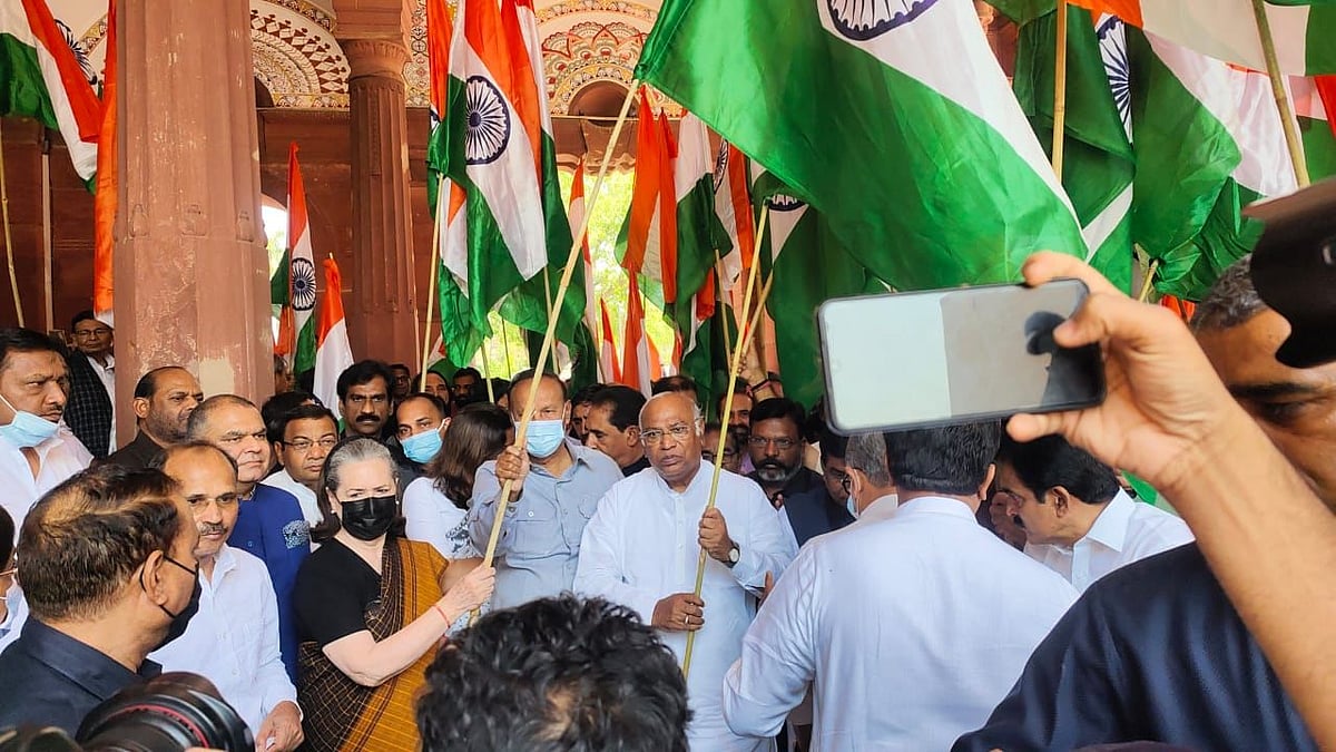विपक्षी दलों ने संसद से विजय चौक तक निकाला 'तिरंगा मार्च', खड़गे ने पूछा- बहुमत के बावजूद JPC से क्यों डर रही मोदी सरकार?