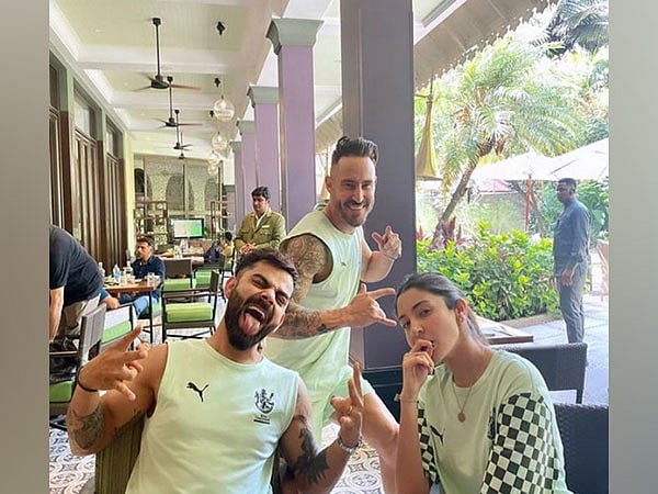 IPL 2023: फाफ डू प्लेसिस ने 'विरुष्का' संग शेयर की फोटो, एक्ट्रेस अनुष्का ने कहा- 'फ्रेश लाइम सोडा' बैंड