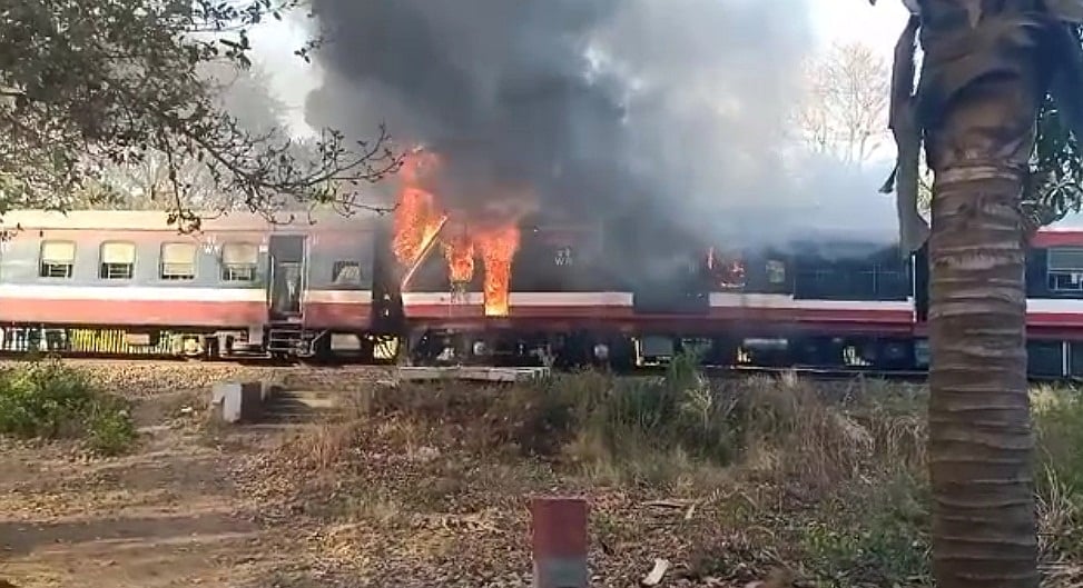 मध्य प्रदेश से गुजरने वाली दो ट्रेन में लगी आग,   तेलंगाना एक्‍सप्रेस, खजुराहो-उदयपुर इंटरसिटी हुई हादसे का शिकार