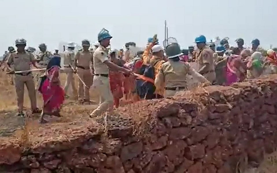 महाराष्ट्रः रत्नागिरी में रिफाइनरी का विरोध हुआ उग्र, प्रदर्शनकारियों पर पुलिस ने आंसू गैस के गोले दागे