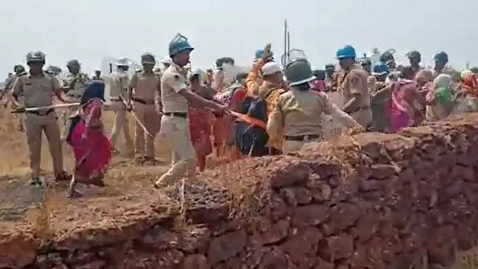 महाराष्ट्र के रत्नागिरी में रिफाइनरी का विरोध कर रहे प्रदर्शनकारियों पर पुलिस ने लाठीचार्ज किया और आंसू गैस के गोले दागे