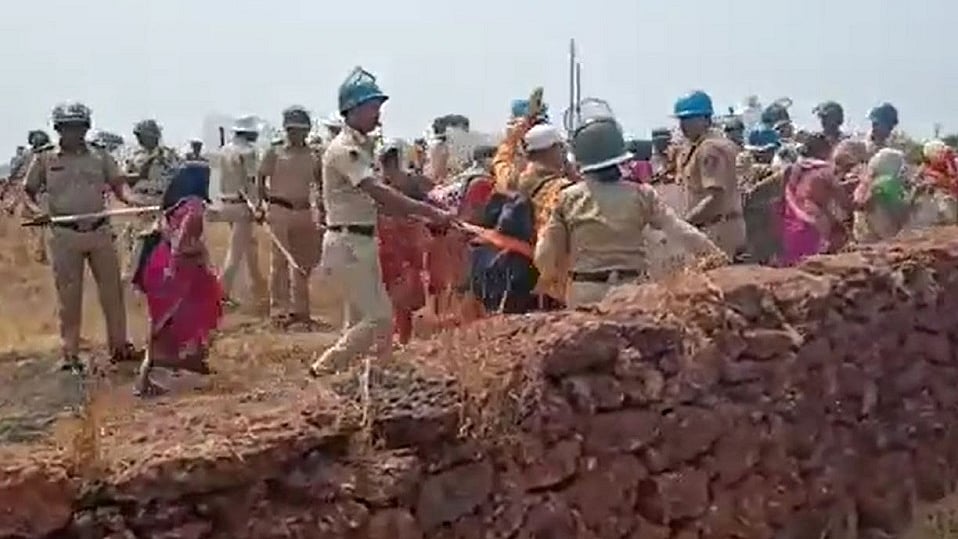 महाराष्ट्र के रत्नागिरी में रिफाइनरी का विरोध कर रहे प्रदर्शनकारियों पर पुलिस ने लाठीचार्ज किया और आंसू गैस के गोले दागे