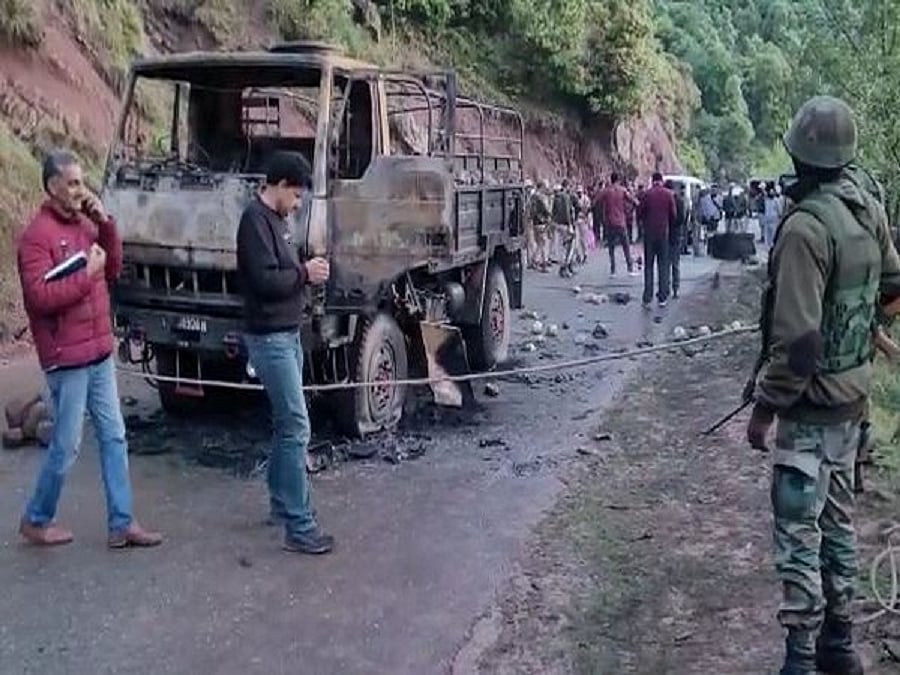 पुंछ में सेना की गाड़ी पर आतंकी हमले में शहीद हुए 5 जवान, ग्रेनेड हमले से ट्रक में लगी आग