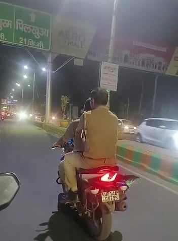 गाजियाबाद: 1KM तक युवतियों ने पीछा कर बाइक सवार सिपाहियों से पूछा- हेलमेट कहां है? पुलिस ने काटा चालान
