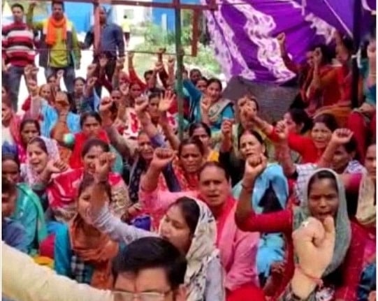 उत्तराखंड के टिहरी में ग्रामीणों ने रुकवाया रेल प्रोजेक्ट के टनल का निर्माण कार्य, मुख्य गेट पर जड़ा ताला