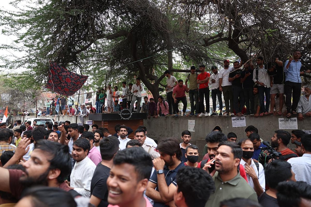 राहुल गांधी दिल्ली के मुखर्जी नगर पहुंचे, चाय की चुस्कियों और मुस्कुराहटों के बीच UPSC छात्रों से पूछा: कैसी तैयारी चल रही है!