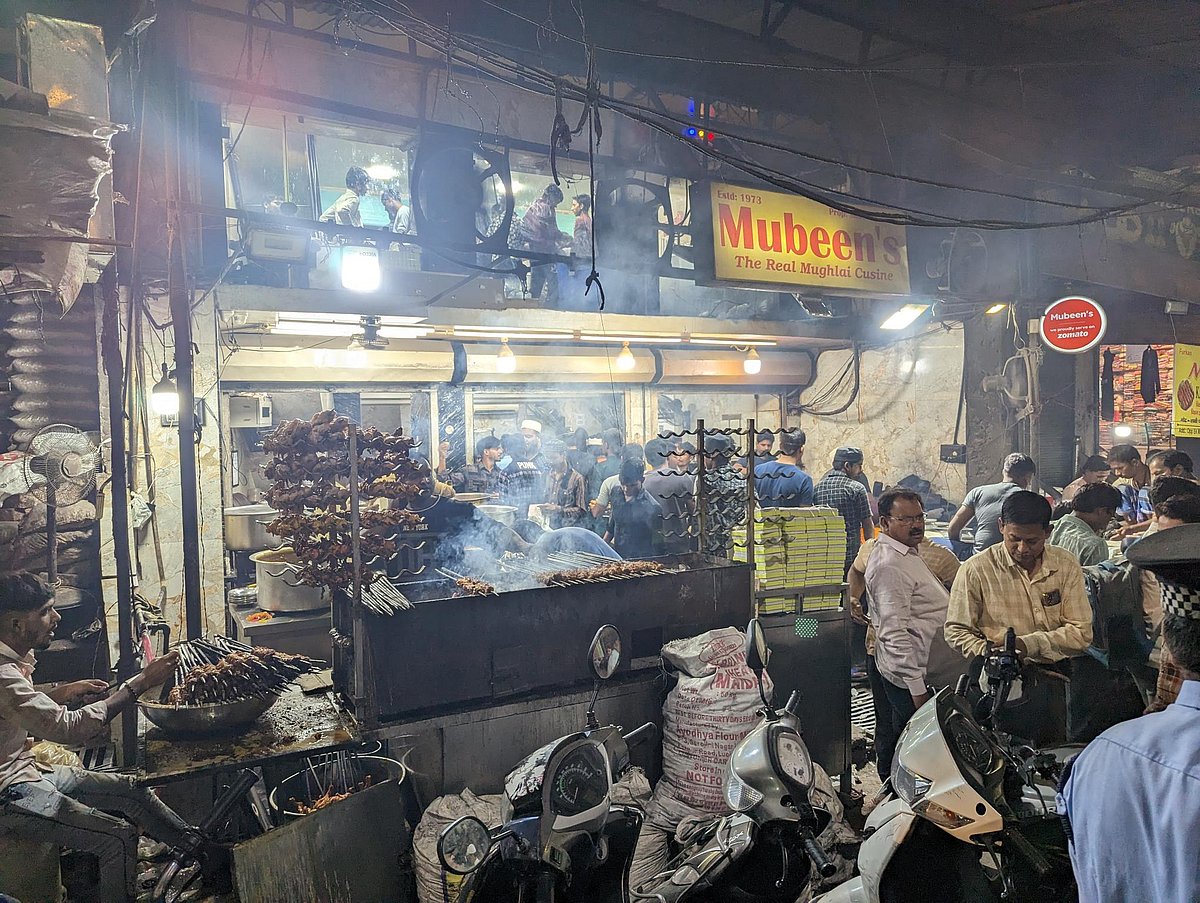 लखनऊ: सिर्फ खाने-खिलाने की नहीं, मिलने-बैठने और आपसी सौहार्द्र की भी रातें होती हैं रमज़ान की