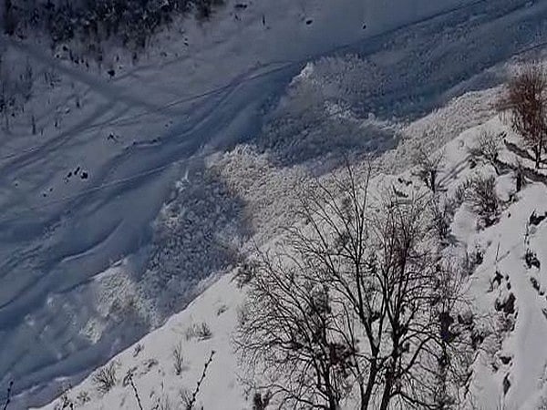 सिक्किम में बर्फीले तूफान का कहर, टूरिस्ट बस खाई में गिरी, 6 लोगों की मौत, बच्चों समेत 150 लोग फंसे
