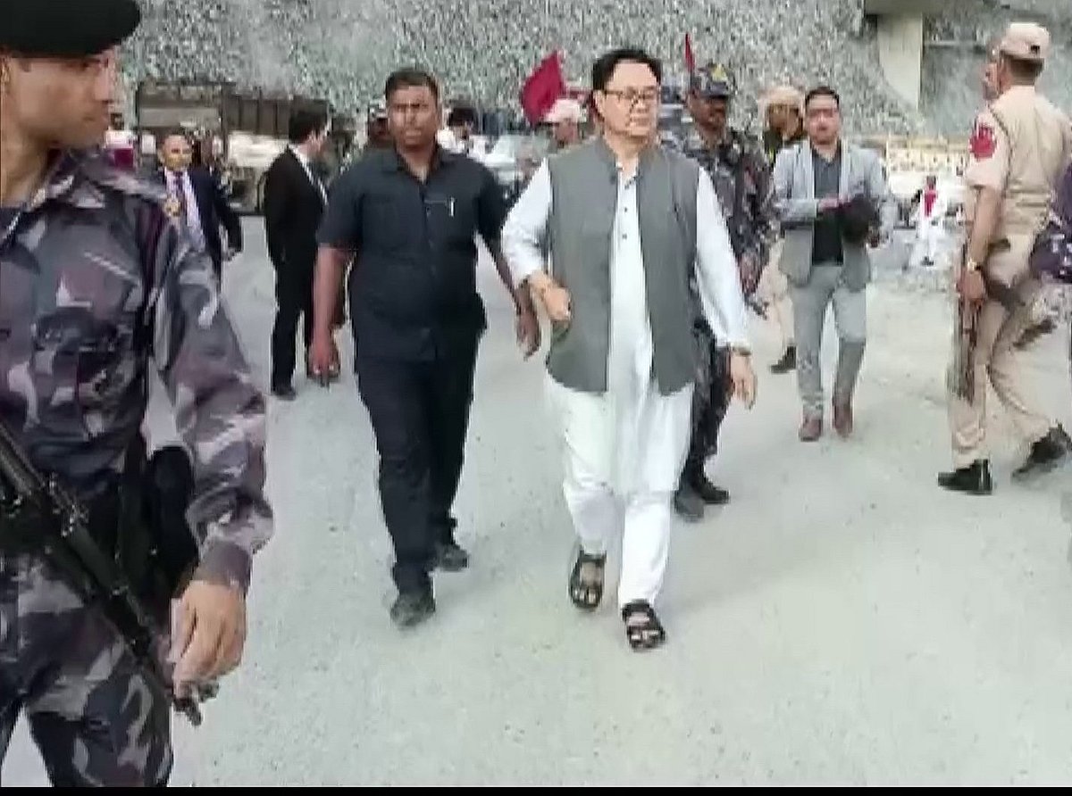 जम्मू-कश्मीर में ट्रक ने किरन रिजिजू की कार को मारी टक्कर, बाल-बाल बचे कानून मंत्री