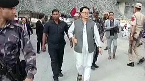 जम्मू-कश्मीर में ट्रक ने किरन रिजिजू की कार को मारी टक्कर, बाल-बाल बचे कानून मंत्री