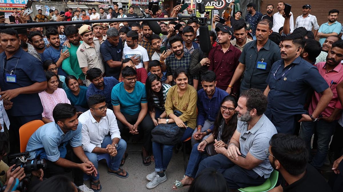 दिल्ली के मुखर्जी नगर में गुरुवार (20 अप्रैल को छात्रों के साथ बातचीत करते राहुल गांधी (फोटो:@INCIndia)