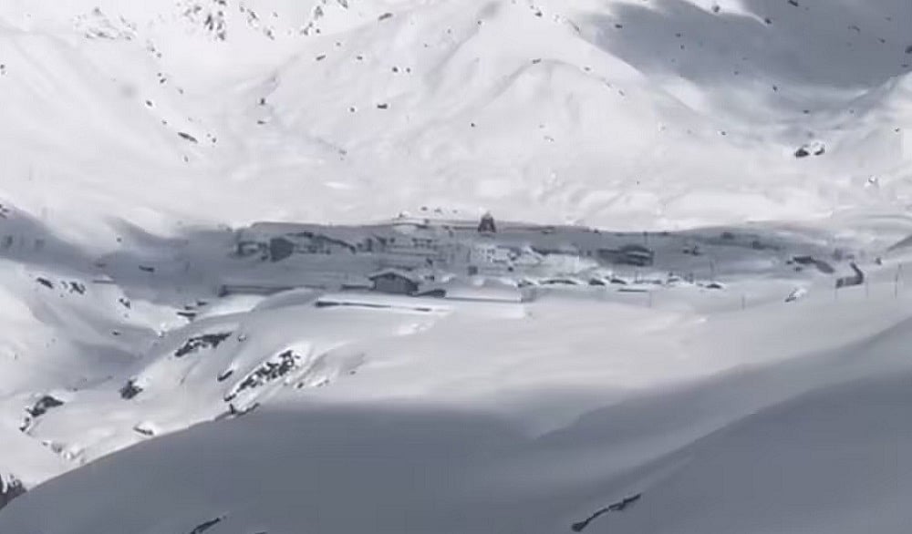 पहाड़ों में मौसम ने ली करवट, केदारनाथ धाम में भारी बर्फबारी ने बढ़ाई चिंता, मंदिर जाने वाले रास्ते बाधित