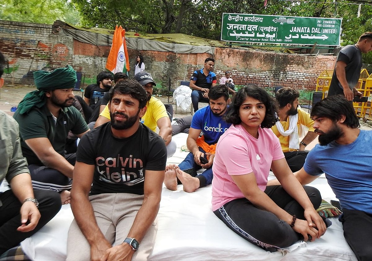 'पोडियम से फुटपाथ तक', देश के लिए मैडल लाने वाले पहलवानों ने जंतर मंतर पर बिताई रात, इंसाफ की आस!