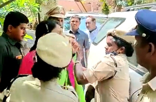 आंध्र प्रदेश के सीएम की बहन और मां ने तेलंगाना में पुलिस को मारा थप्पड़, हिरासत में लेने पर खोया अपना आपा