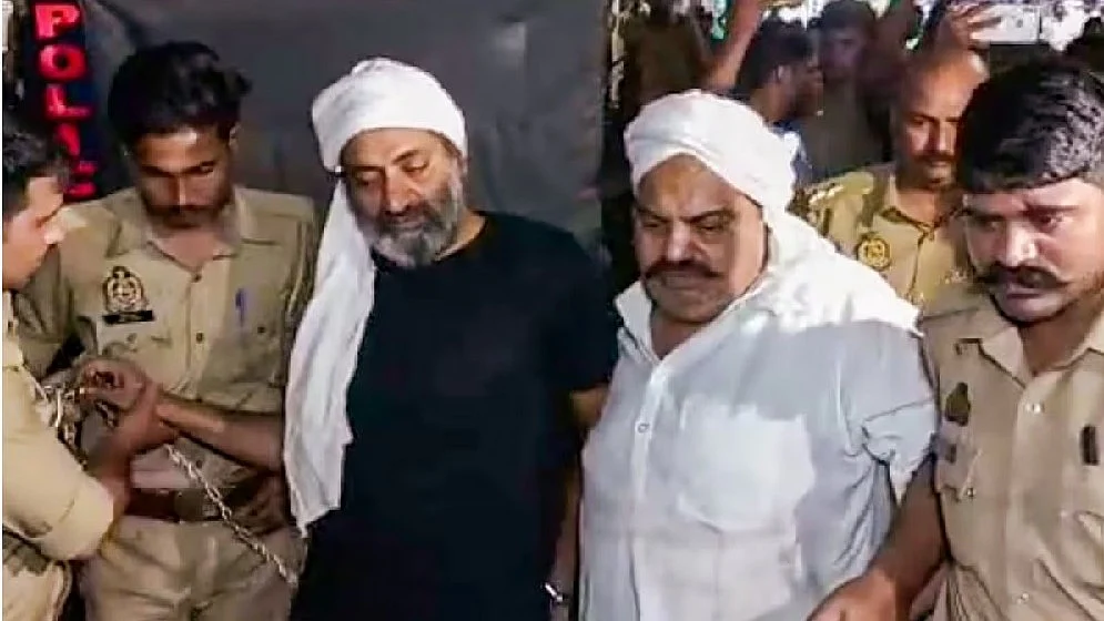 अतीक-अशरफ की यह फोटो 15 अप्रैल को दोनों की हत्या से चंद सेकेंड पहले का है।