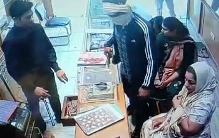 दिल्ली में दिन दहाड़े हथियार की नोक पर ज्वेलरी स्टोर में लूट, बदमाशों ने हवा में की फायरिंग, घटना CCTV में कैद
