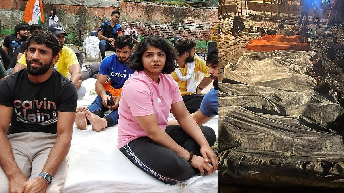 जंतर-मंतर पर भरतीय पहलवान साक्षी मलिक और बजरंग पुनिया, दूसरी तरफ फुटपाथ पर सोते हुए पहलवान 