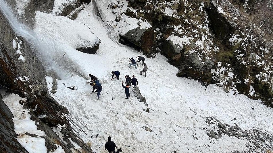 सिक्किम में हिमस्खलन में दबकर 7 पर्यटकों की मौत, अभी भी कई के दबे होने की आशंका, कल फिर चलेगा खोज अभियान