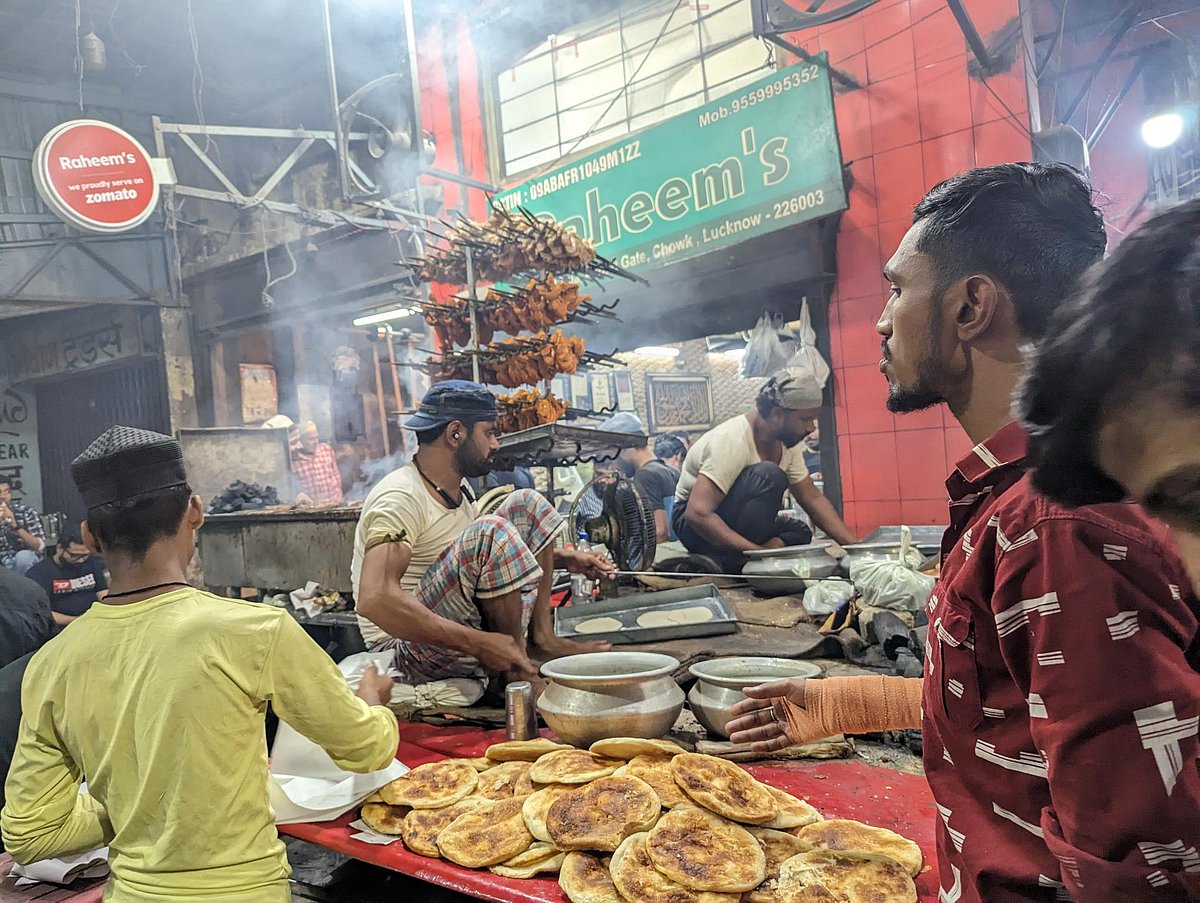 लखनऊ: सिर्फ खाने-खिलाने की नहीं, मिलने-बैठने और आपसी सौहार्द्र की भी रातें होती हैं रमज़ान की