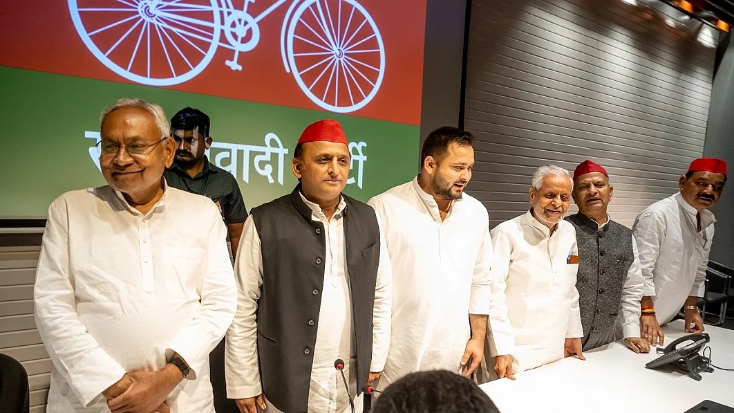 बिहार के मुख्यमंत्री नीतीश कुमार और उप मुख्यमंत्री तेजस्वी यादव ने सोमवार को लखनऊ में समाजवादी पार्टी के अध्यक्ष अखिलेश यादव से मुलाकात की