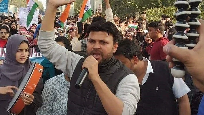 माइक लिए याचिकाकर्ता आसिफ इकबाल तन्हा की तस्वीर