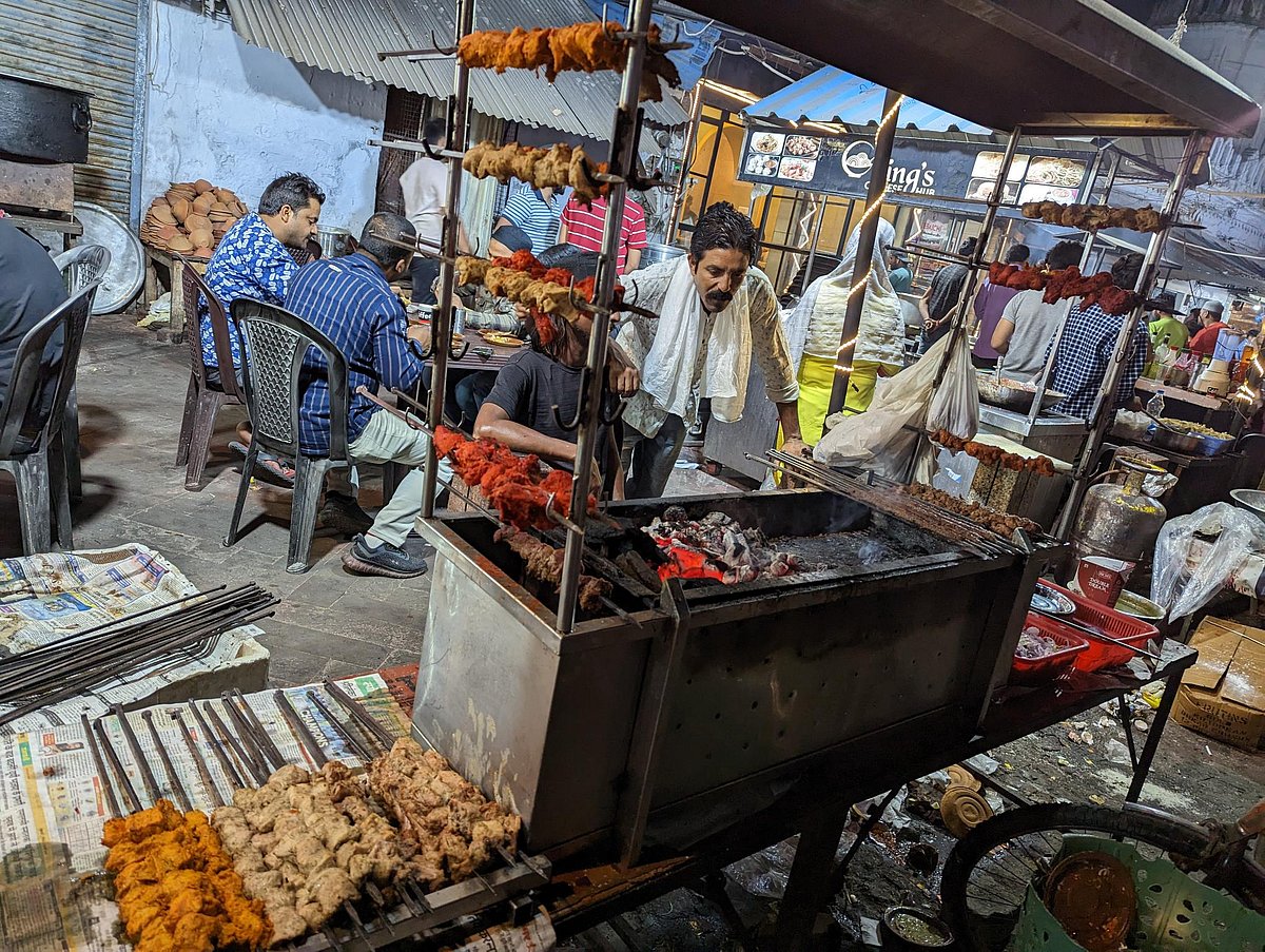 लखनऊ: सिर्फ खाने-खिलाने की नहीं, मिलने-बैठने और आपसी सौहार्द्र की भी रातें होती हैं रमज़ान की