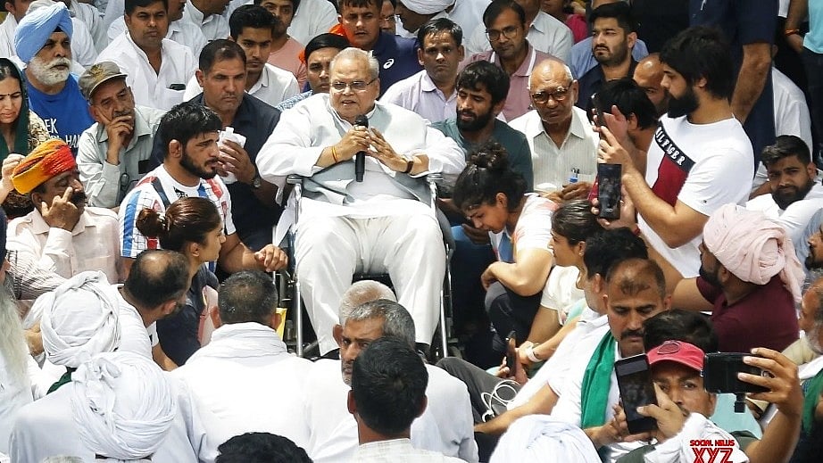 जम्मू-कश्मीर के पूर्व राज्यपाल सत्यपाल मलिक ने बुधवार को दिल्ली के जंतर-मंतर पहुंचकर प्रदर्शनकारी पहलवानों को अपना समर्थन दिया