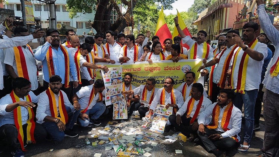 कर्नाटक में गुजरात के अमूल के 'वर्चस्व' के खिलाफ घमासान, उत्पादों को सड़क पर फेंक कर प्रदर्शन