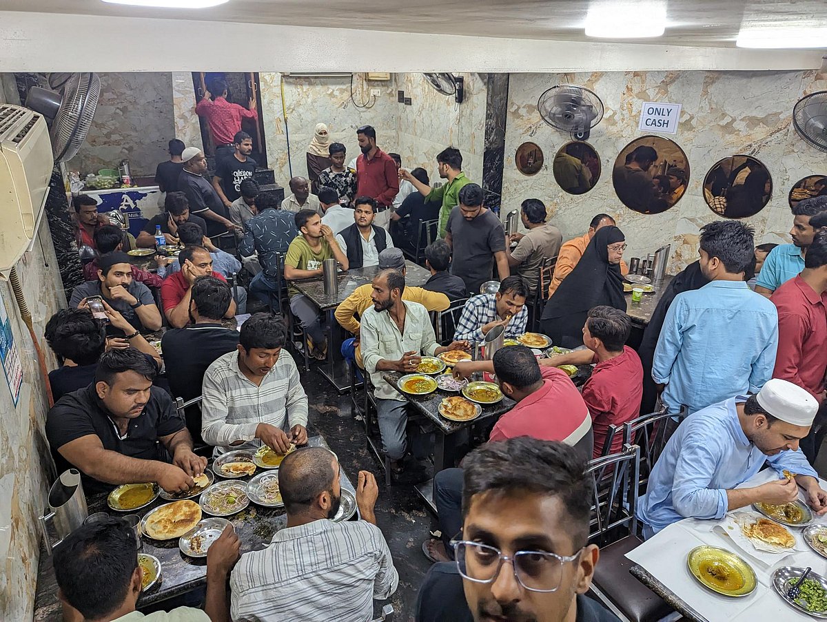 लखनऊ: सिर्फ खाने-खिलाने की नहीं, मिलने-बैठने और आपसी सौहार्द्र की भी रातें होती हैं रमज़ान की