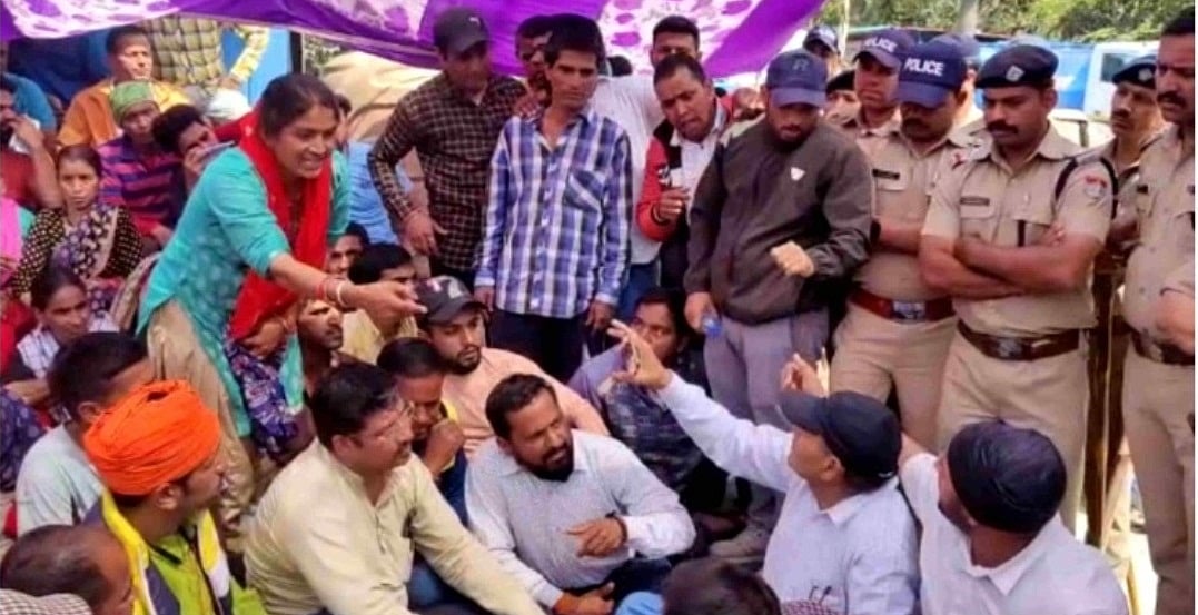 उत्तराखंड के टिहरी में ग्रामीणों ने रुकवाया रेल प्रोजेक्ट के टनल का निर्माण कार्य, मुख्य गेट पर जड़ा ताला