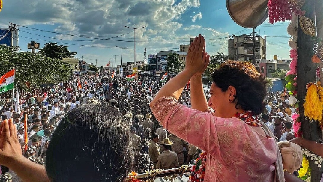 कर्नाटक में चुनावी सभा को संबोधित करती प्रिंका गांधी (फोटो: @INCIndia)