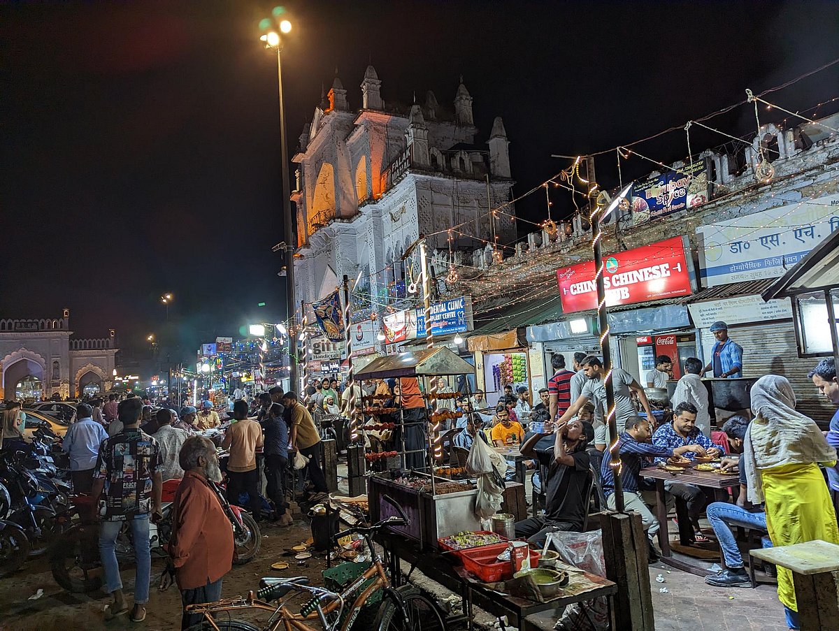 लखनऊ: सिर्फ खाने-खिलाने की नहीं, मिलने-बैठने और आपसी सौहार्द्र की भी रातें होती हैं रमज़ान की