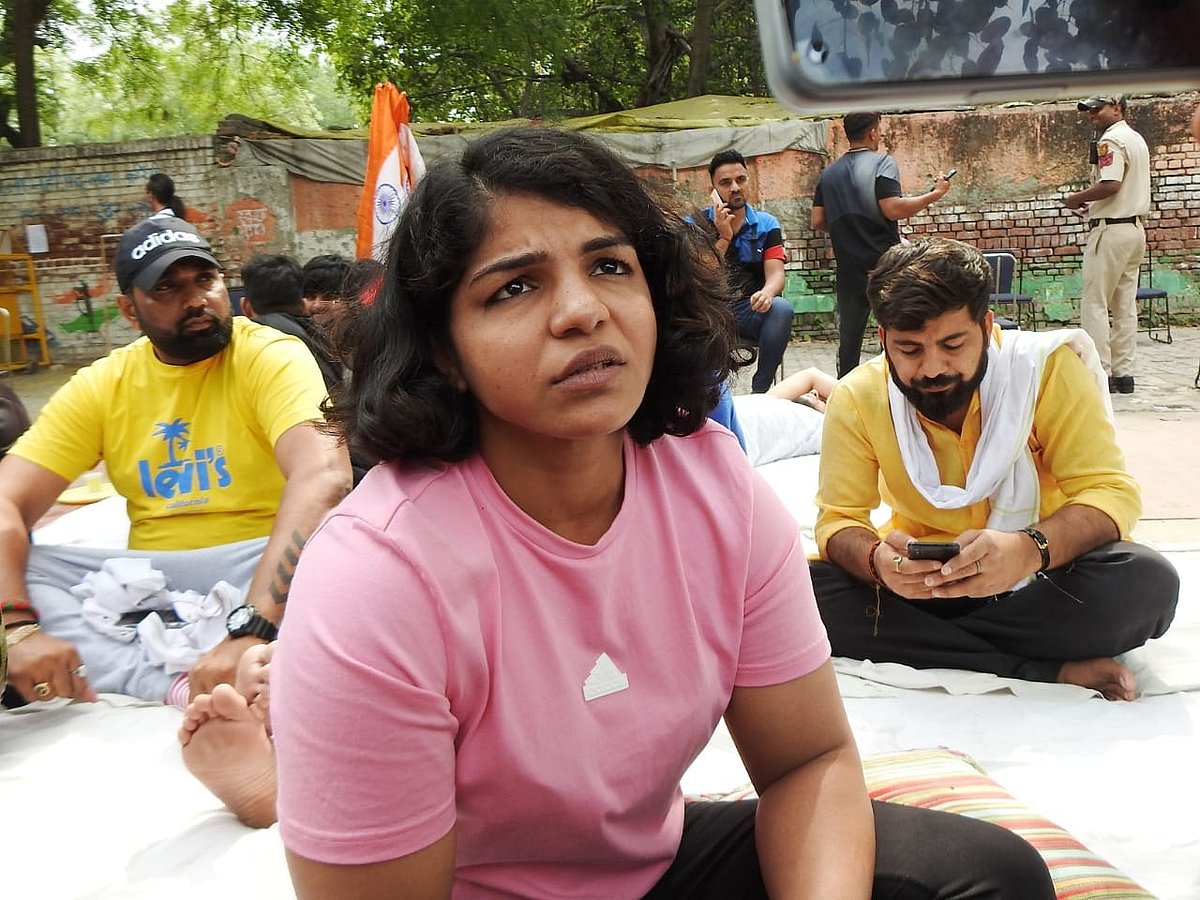 'पोडियम से फुटपाथ तक', देश के लिए मैडल लाने वाले पहलवानों ने जंतर मंतर पर बिताई रात, इंसाफ की आस!