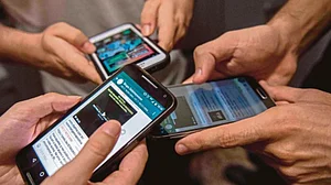 आकार पटेल का लेख: नए आईटी नियम के बहाने सच और 'तथ्य' पर कसा जाएगा सरकारी शिकंजा