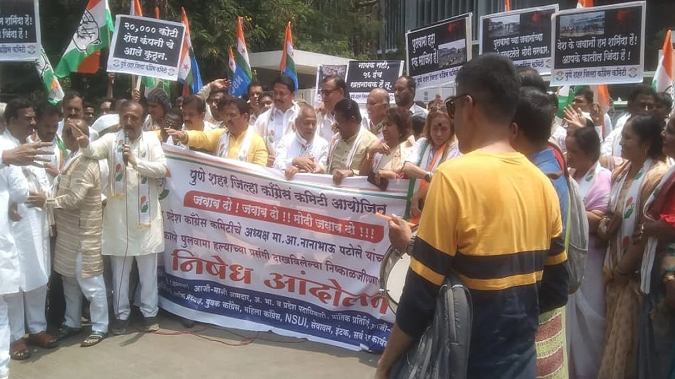 महाराष्ट्र कांग्रेस ने पुलवामा हमले पर सत्यपाल मलिक के खुलासों पर पीएम मोदी के खिलाफ प्रदर्शन किया