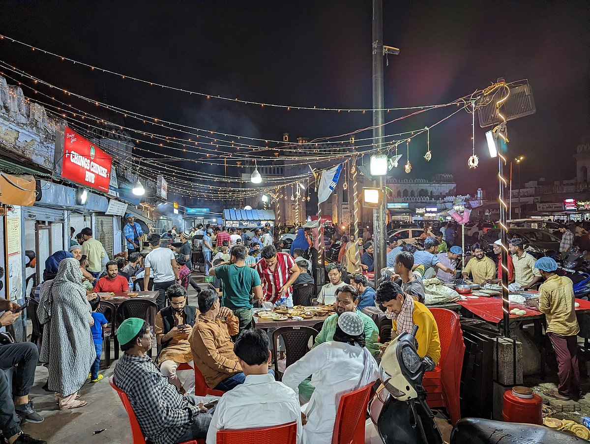 लखनऊ: सिर्फ खाने-खिलाने की नहीं, मिलने-बैठने और आपसी सौहार्द्र की भी रातें होती हैं रमज़ान की