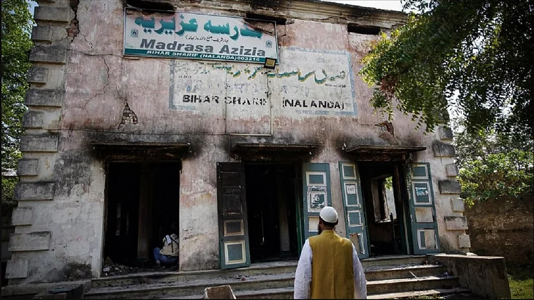 बिहार के नालंदा के बिहारशरीफ में रामनवमी पर भड़की हिंसा में उपद्रवियों ने 112 साल पुराने मदरसे को जला दिया 