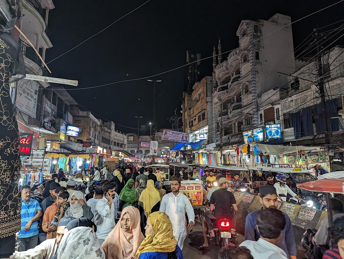 लखनऊ: सिर्फ खाने-खिलाने की नहीं, मिलने-बैठने और आपसी सौहार्द्र की भी रातें होती हैं रमज़ान की