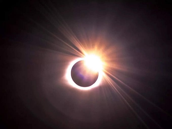 Surya Grahan 2023: साल का पहला सूर्य ग्रहण लगा, ऑस्ट्रेलिया में शुरू हुआ दिखना, जानें भारत में दिखेगा या नहीं?